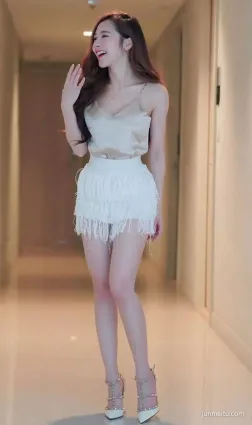 p136街拍吊帶豐韻女神，短裙大長腿即視感