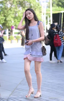 街拍美女優雅潇灑的外在美，輕盈短裙才能自然展現