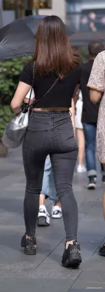 北京街拍緊身牛仔褲翹臀美女，給人清爽利落的感覺