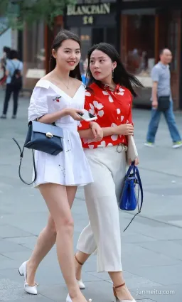 街拍美女白色小短裙容易讓人心動