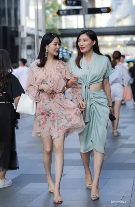 街拍美腿閨蜜倆顔值與身材并存，圖四小姐姐笑容把心融化