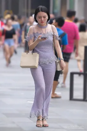 街拍貴婦蕾絲薄紗朦胧的美感，這樣的着裝很有韻味