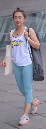 街拍吧緊身瑜伽褲成熟一點的美女穿上會更有魅力