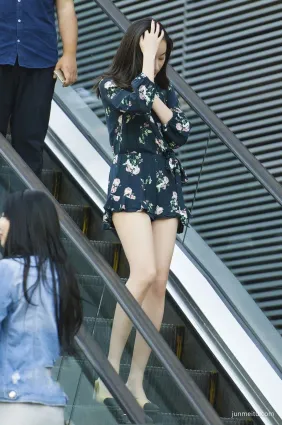 街拍熟女如此白皙的大腿露出來，知性成熟的味道
