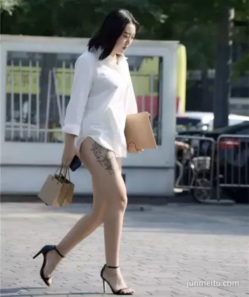 街拍抄底熟婦一件襯衫遮住上半身，剩下的都是性感