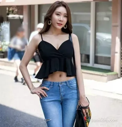 街拍緊身牛仔褲，不僅時尚還有女人味