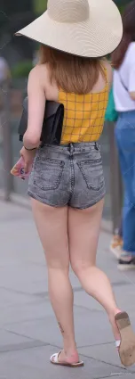 緊身牛仔熱褲學生妹，在學校穿這樣的衣服，老師都不管嗎？