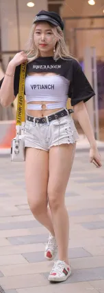 街拍緊身熱褲微胖美女，突出好身材