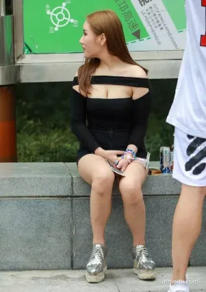 偷拍街拍肉乎乎的小姐姐，胸部镂空身材真好啊