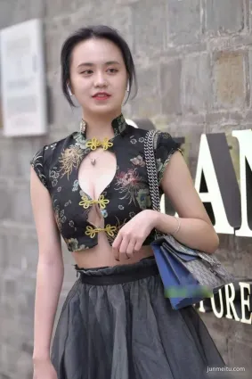 街拍抄底小姐姐開胸裝顯迷人事業線，這是改版的旗袍嗎？
