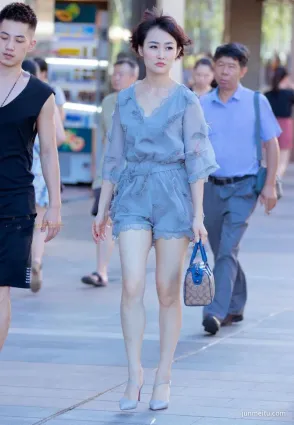 短發熟女街拍，薄透的雪紡迷人美腿時尚大方