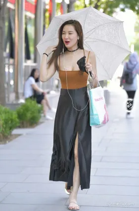 街拍穿開叉長裙的小姐姐，低胸裝讓人一見傾心！