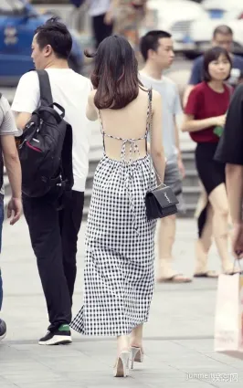 夏天街拍美女們穿露背裝出門，太開放了