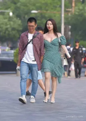 街拍美胸這一身裙子真是很有特色啊