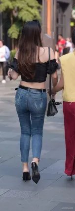 重慶美女街拍緊身破洞牛仔褲美臀潮人的标志