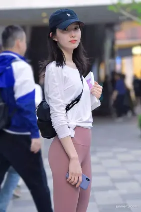 街拍緊身褲這麼粉嫩的褲子，真好看
