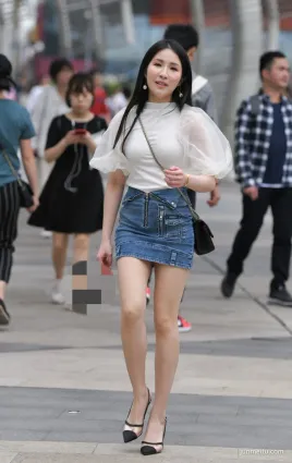 真實街拍牛仔短裙真減齡，少婦變少女