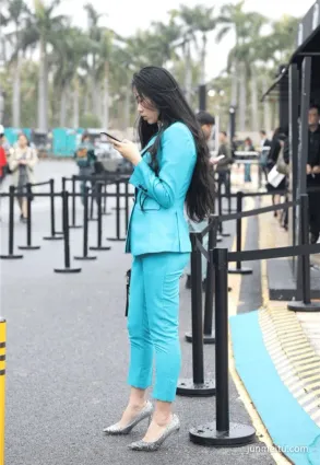 職業套裝美女街拍，綻放出無窮魅力