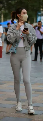 緊身褲口罩美女街拍，穿出青春氣息洋溢的街頭風