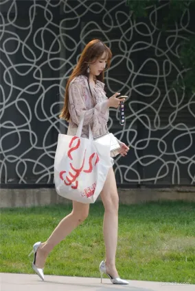 街拍長腿美女，細高跟更好襯托氣質