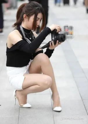 夏日街拍美女走光瞬間，忘記了自己穿的是短裙