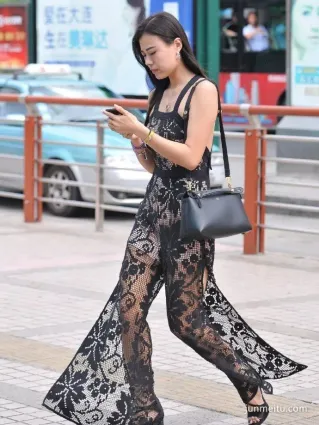 時尚街拍穿的褲子好性感，美腿的長發俏麗美女