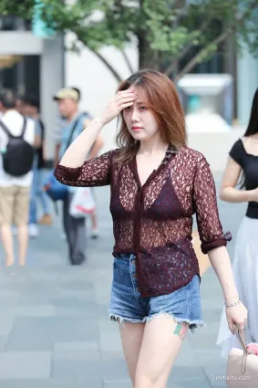 暴露少婦街拍，镂空上衣路過的旁人都轉移不了眼睛