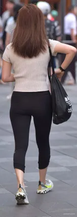 開啦街拍苗條緊緻的美女，自帶一種高貴的女神範！