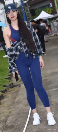 街拍美女穿緊身褲下面凹的好明顯，舉手投足間展現律動的美感