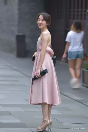 街拍氣質美女穿露背裝逛街，妥妥的女神顔值