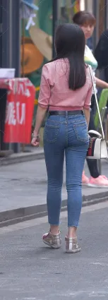街拍緊身牛仔褲美臀美女，有一種小鳥依人的美感