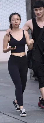 街拍身材姣好小姐姐穿緊身褲，纖瘦的曲線美吸引視線