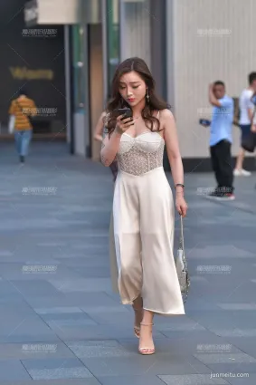 魔鏡原創街拍性感低胸美少婦，有點成熟味道