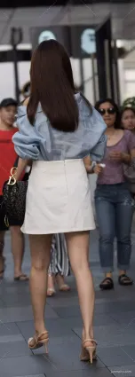 街拍短裙美女呈現出了一種娴靜自信的氣韻！