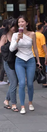 廣州美女街拍牛仔褲瘦腿翹臀，走路的姿态顯得賢淑