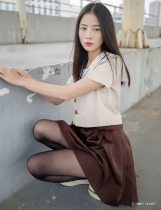 校園美女短裙配上黑絲襪，真是讓人贊歎不已