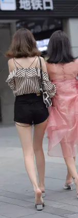牛仔熱褲極具女人味，凸顯一雙迷人的大長腿