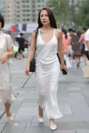 街拍白裙子少婦，肩上還有一處刺青新穎迷人