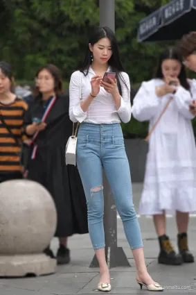 街拍美女無數女孩證明，牛仔褲确實适合長腿！