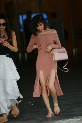 街拍美少婦這件粉色裙雙開叉，真是點睛之筆啊