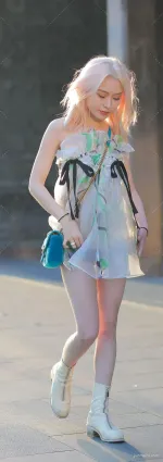 街拍透明裙子看見内内，黑色控男人看了自帶紙巾圖