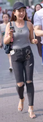 開啦街拍緊身牛仔褲妥妥的大長腿，辣媽走路都帶風