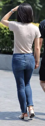 街拍美女牛仔褲選這麼緊，修飾出身姿美