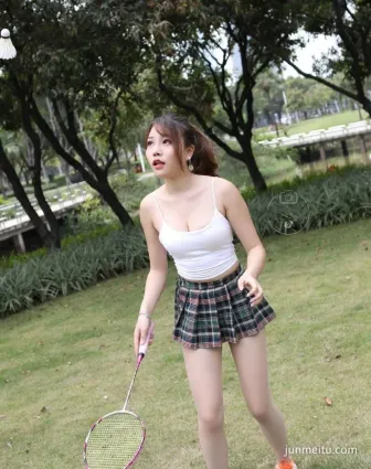 日本街拍極品粉嫩飽滿妹子，穿超短裙打羽毛球！