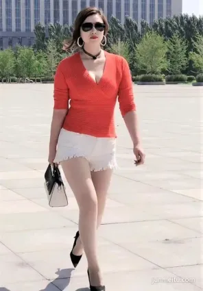 天天街拍白短褲的東北墨鏡姐，豐滿身材韻味十足