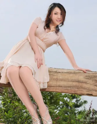 公園街拍美女白色連衣裙，猶若天使落人間！