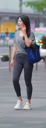街拍打底褲瘦骨如柴的辣媽，诠釋什麼叫骨感美！