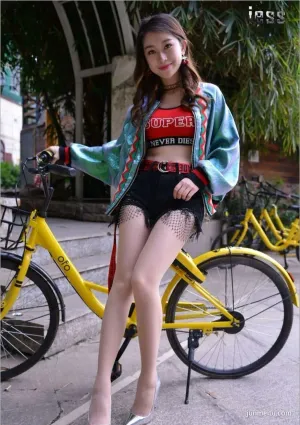 街拍騎OFO單車的肉絲長腿高跟妹子