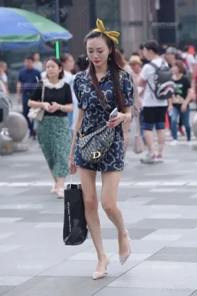 高清街拍蝴蝶結少婦，這是那陣風吹來的