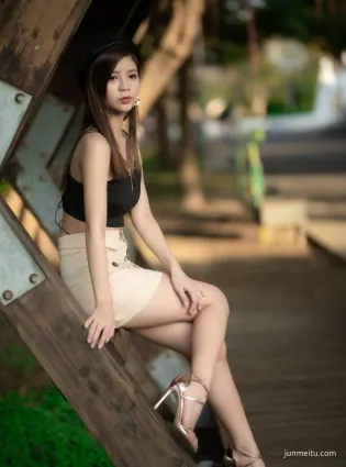 街拍美女短裙吊帶大長腿，美得不可方物！